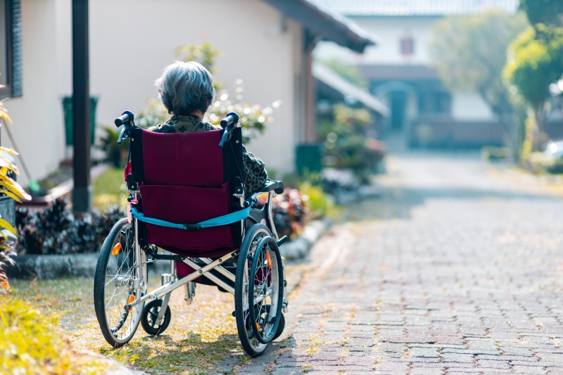 Starsza osoba na wózku inwalidzkim